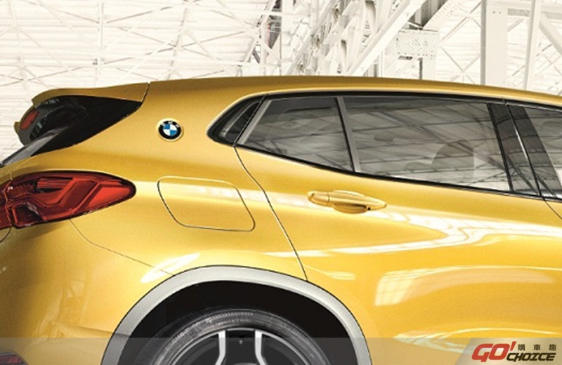 全新BMW X2承襲傳奇BMW 3.0 CSL賽車靈魂，將藍白廠徽嵌於Hofmeister Kink倒勾型C柱之上