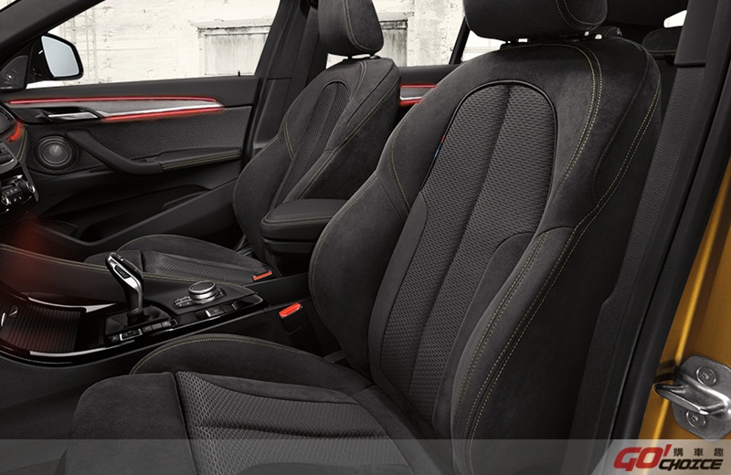 全新BMW X2搭載M Sport X套件，以對比黃色縫線與Alcantara麂皮混搭高級織布材質強調雙前座電動跑車座椅的運動氣息