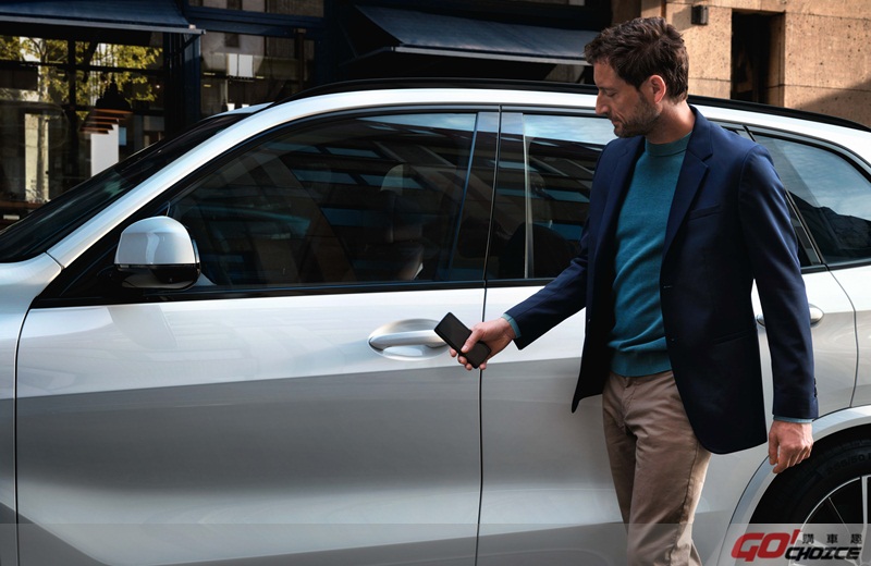 全新世代BMW X5首創BMW Digital Key手機數位鑰匙，上鎖、解鎖、甚至發動引擎都整合在智慧手機上。