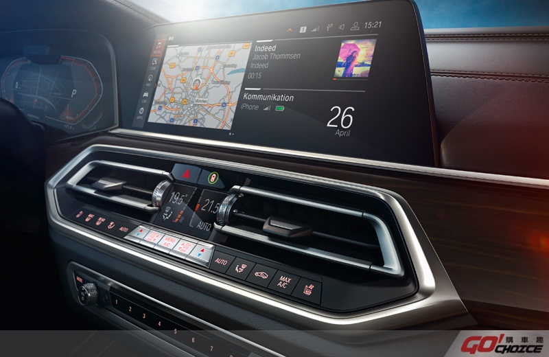 全新世代BMW X5採用最新的iDrive 7.0系統，推出中文聲控功能及車壇首見的手勢控制功能。