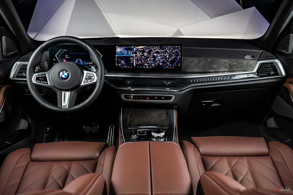 全新BMW X5與X6狂放剽悍的身影，更需強悍動力與俐落動態相互映襯，全新BMW X5 xDrive30d、X5 xDrive40i M Sport、X6 xDrive40i M Sport均搭載引以為傲的BMW TwinPower Turbo直列六缸引擎、新世代48V高效複合動力科技與Steptronic運動化八速手自排變速箱，採用柴油動力的X5 xDrive30d可輸出286匹最大馬力、高達650牛頓米的峰值扭力，0到100km/h加速僅須6.1秒；X5 xDrive40i M Sport與X6 xDrive40i M Sport動力表現更是全面強化，可輸出381匹最大馬力與520牛頓米的峰值扭力，0-100km/h加速僅需5.4秒就能完成；源自於M血統的X6 M60i xDrive則展現讓人熱血澎湃的強勁實力，搭載M部門調校且導入大量來自M的性能基因的M TwinPower Turbo 4.4升V8渦輪增壓引擎、新世代48V高效複合動力科技與Steptronic運動化八速手自排變速箱，可於5,500rpm時爆發530匹最大馬力，750牛頓米峰值扭力更於1,800rpm時即可湧現，只消4.3秒即可達成0到100km/h加速，驍勇之姿不言可喻。  全新BMW X5與X6配備全新xDrive智慧型可變四輪傳動系統與DSC動態穩定控制系統，可依照不同路面狀態將動力輸出主動分配於前軸與後軸，X5 xDrive40i M Sport、X6 xDrive40i M Sport與X6 M60i xDrive全面搭載M跑車化電子懸吊，創造出更優異的車輛動態表現與駕馭熱情，X6 M60i xDrive則具備專屬整合式後軸轉向系統、M運動化差速器搭配M運動化排氣系統，更能為激盪出駕駛對於馳騁的喜愛與熱血奔放的聽覺饗宴，猛獸氣息表露無遺。