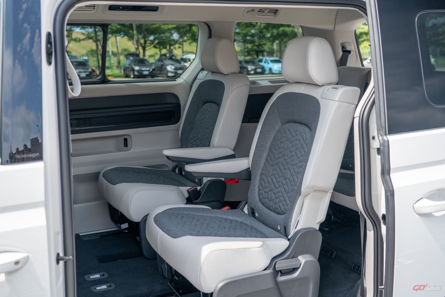 在先前的試駕中,我們已經針對 ID.Buzz 的創新之處予以說明和體驗,本篇就不多加詳述;從七人座轉變為六人座的後排佈局,反而成為本次試駕最讓人好奇之處,撇除乘坐人數變少的必然,第二排兩張獨立雙座椅的設計,配合這次增加的扶手機能,兩位成人能夠透過此獲得更加寬敞、舒適的乘坐體感,這是七人座所無法給予的絕對優勢。再者,兩張座椅同樣能夠透過前後滑移、椅背角度調整等功能來調整乘坐姿態,空間寬敞之餘,也能給予每一種體型的人最適切的體態。不過,比起七人座,六人座車型在座椅全數傾倒後,其平整性相較之下就較無優勢,這時就要視乎日常的生活使用需求為何了。