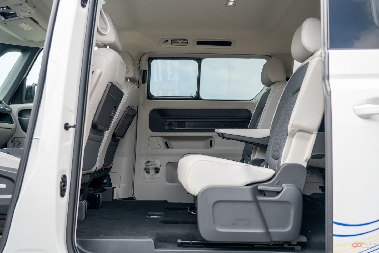 在先前的試駕中,我們已經針對 ID.Buzz 的創新之處予以說明和體驗,本篇就不多加詳述;從七人座轉變為六人座的後排佈局,反而成為本次試駕最讓人好奇之處,撇除乘坐人數變少的必然,第二排兩張獨立雙座椅的設計,配合這次增加的扶手機能,兩位成人能夠透過此獲得更加寬敞、舒適的乘坐體感,這是七人座所無法給予的絕對優勢。再者,兩張座椅同樣能夠透過前後滑移、椅背角度調整等功能來調整乘坐姿態,空間寬敞之餘,也能給予每一種體型的人最適切的體態。不過,比起七人座,六人座車型在座椅全數傾倒後,其平整性相較之下就較無優勢,這時就要視乎日常的生活使用需求為何了。