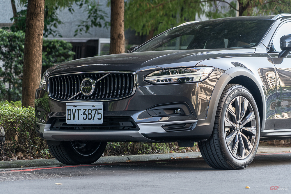 V90 Cross Country 縱使為品牌旗艦，仍保有 Volvo 為人津津樂道的北歐俐落設計美學。